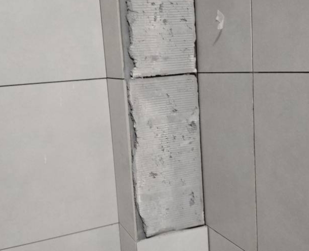 金门瓷砖空鼓维修公司分享下瓷砖施工前基层浇水润湿程度不足，可能导致以下问题